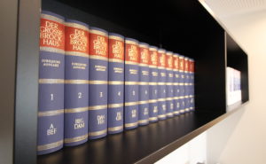 Bücherregal Immoblien Auer